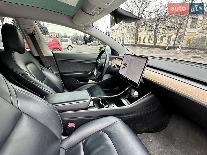 Седан Tesla Model 3 2018 в Львове