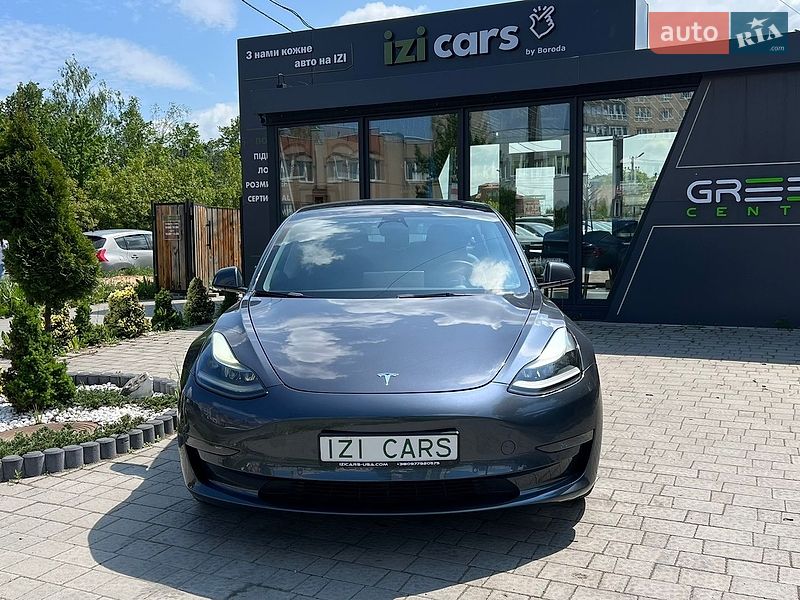 Седан Tesla Model 3 2022 в Львове
