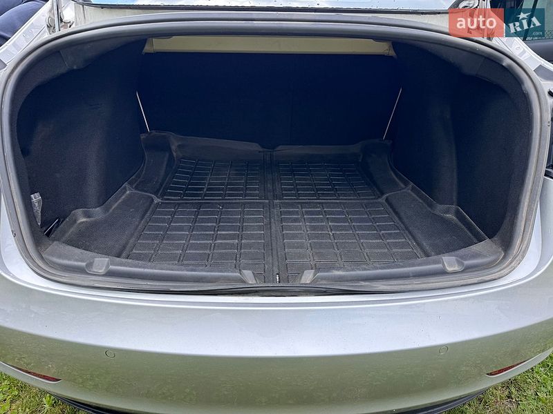 Седан Tesla Model 3 2018 в Великих Мостах