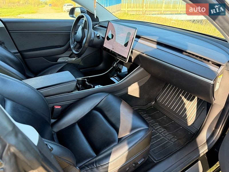 Седан Tesla Model 3 2019 в Калуше