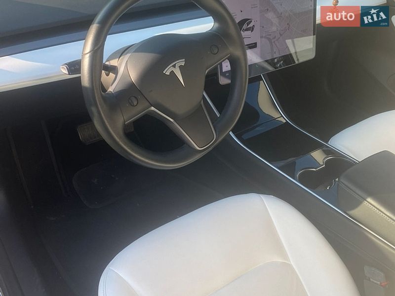 Седан Tesla Model 3 2019 в Чернигове