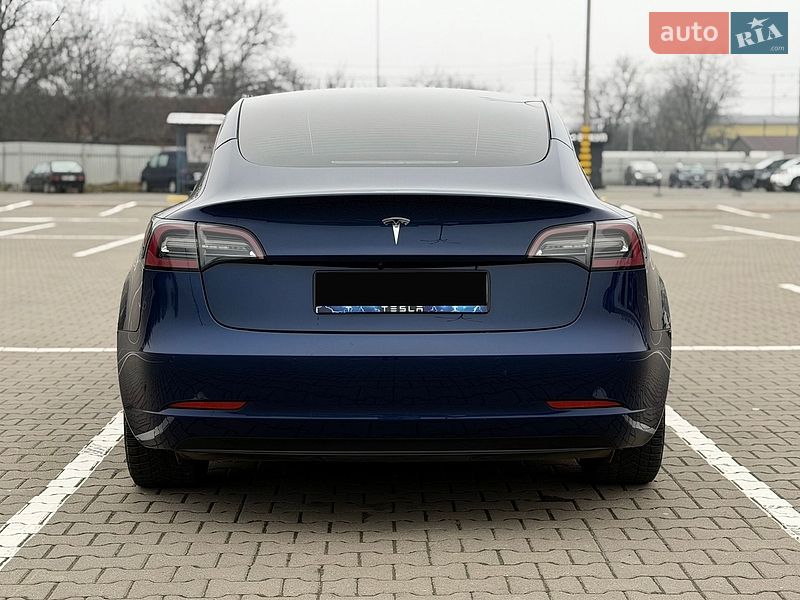 Седан Tesla Model 3 2022 в Черновцах