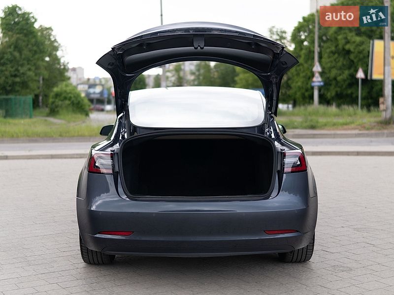 Седан Tesla Model 3 2022 в Дрогобыче