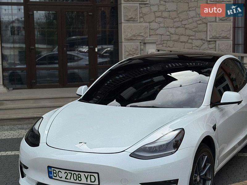 Седан Tesla Model 3 2022 в Кременці