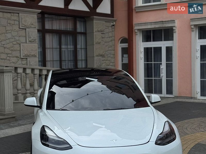 Седан Tesla Model 3 2022 в Кременці
