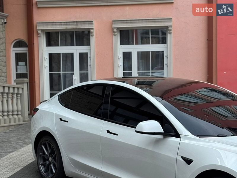 Седан Tesla Model 3 2022 в Кременці