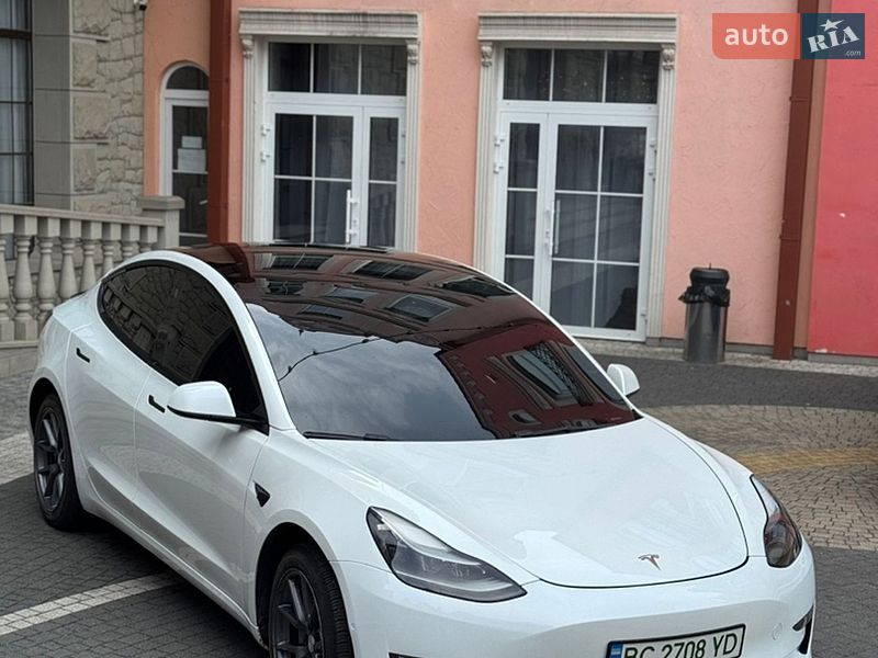 Седан Tesla Model 3 2022 в Кременці