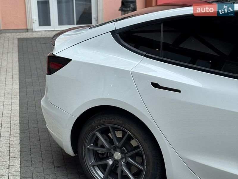Седан Tesla Model 3 2022 в Кременце