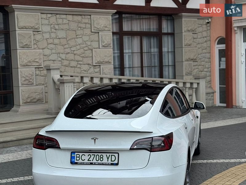 Седан Tesla Model 3 2022 в Кременці