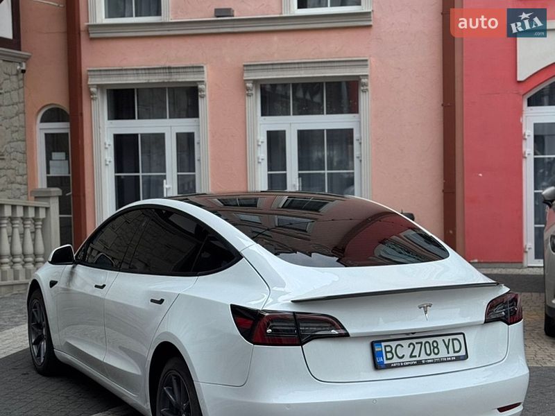 Седан Tesla Model 3 2022 в Кременці
