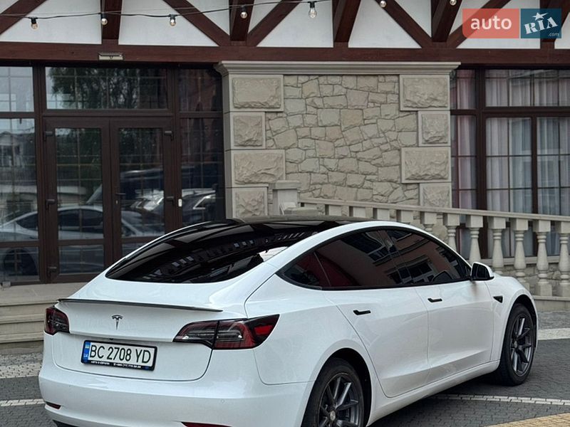 Седан Tesla Model 3 2022 в Кременці