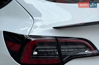 Седан Tesla Model 3 2022 в Кременці