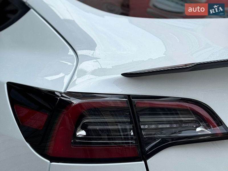 Седан Tesla Model 3 2022 в Кременці