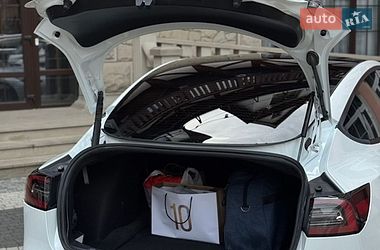 Седан Tesla Model 3 2022 в Кременці