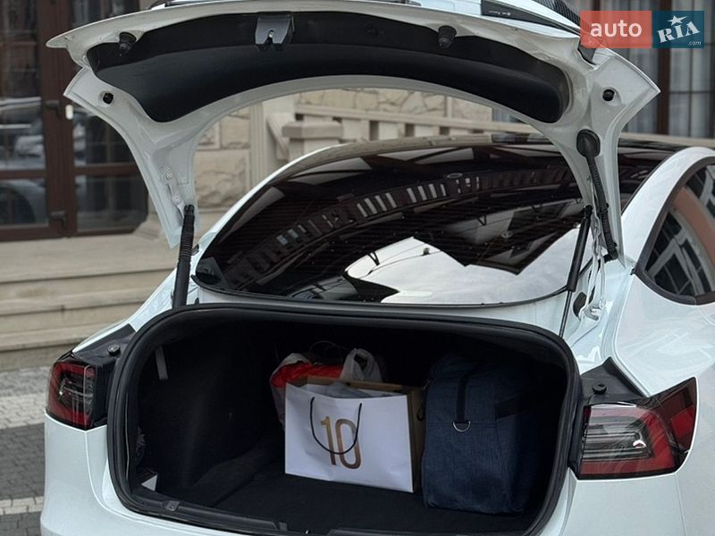 Седан Tesla Model 3 2022 в Кременці