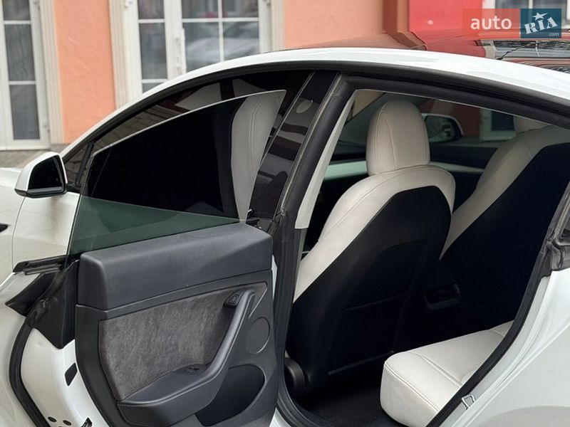 Седан Tesla Model 3 2022 в Кременці