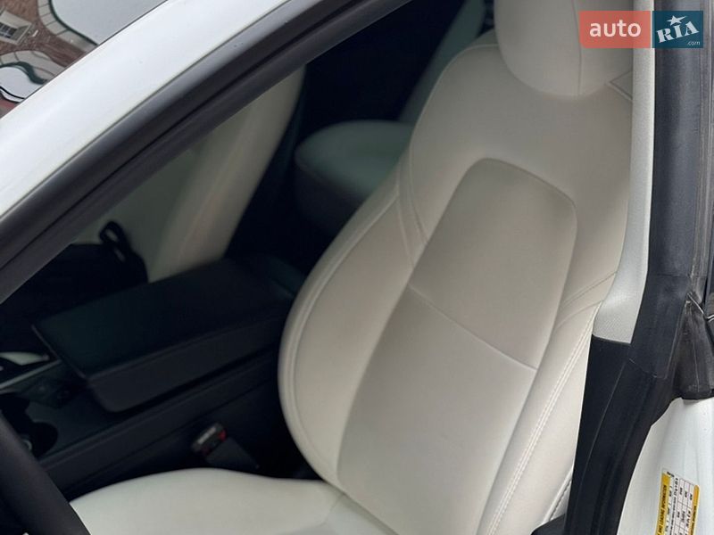 Седан Tesla Model 3 2022 в Кременці