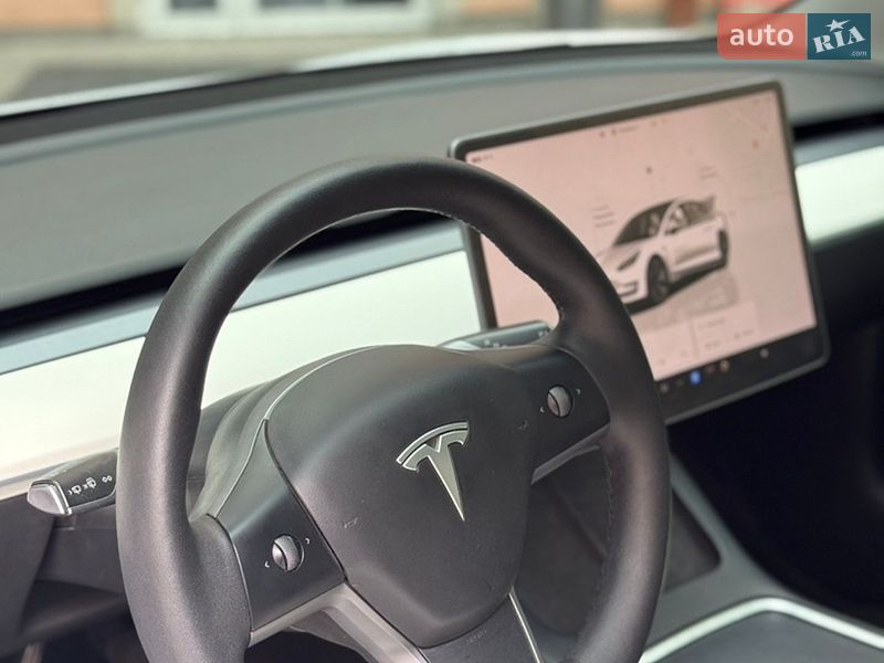 Седан Tesla Model 3 2022 в Кременці