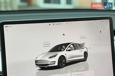 Седан Tesla Model 3 2022 в Кременці