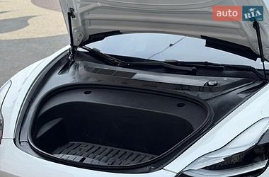 Седан Tesla Model 3 2022 в Кременці