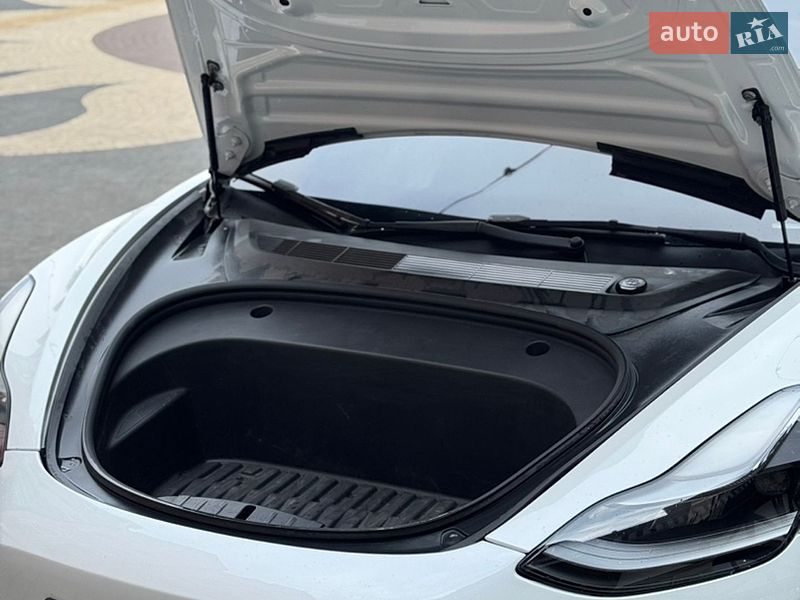 Седан Tesla Model 3 2022 в Кременці
