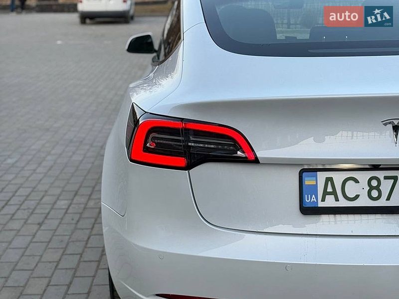 Седан Tesla Model 3 2021 в Луцке