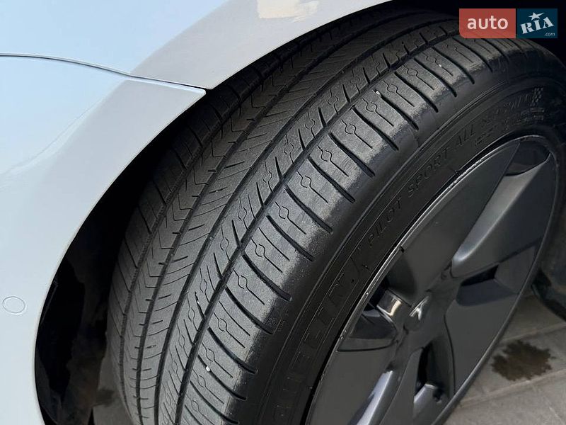 Седан Tesla Model 3 2021 в Луцке