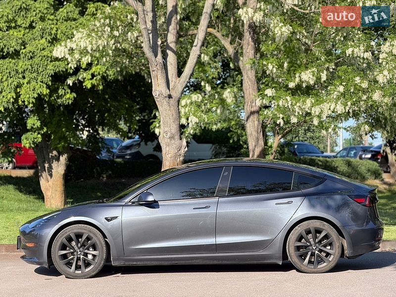 Седан Tesla Model 3 2023 в Кам'янському