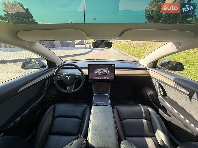 Седан Tesla Model 3 2023 в Кам'янському