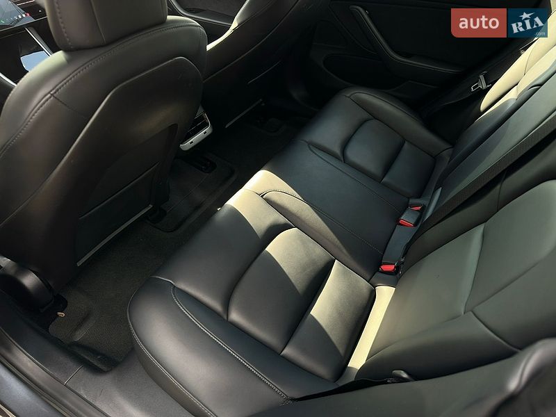 Седан Tesla Model 3 2020 в Львове