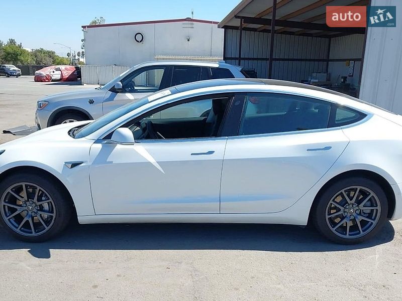 Седан Tesla Model 3 2019 в Львове