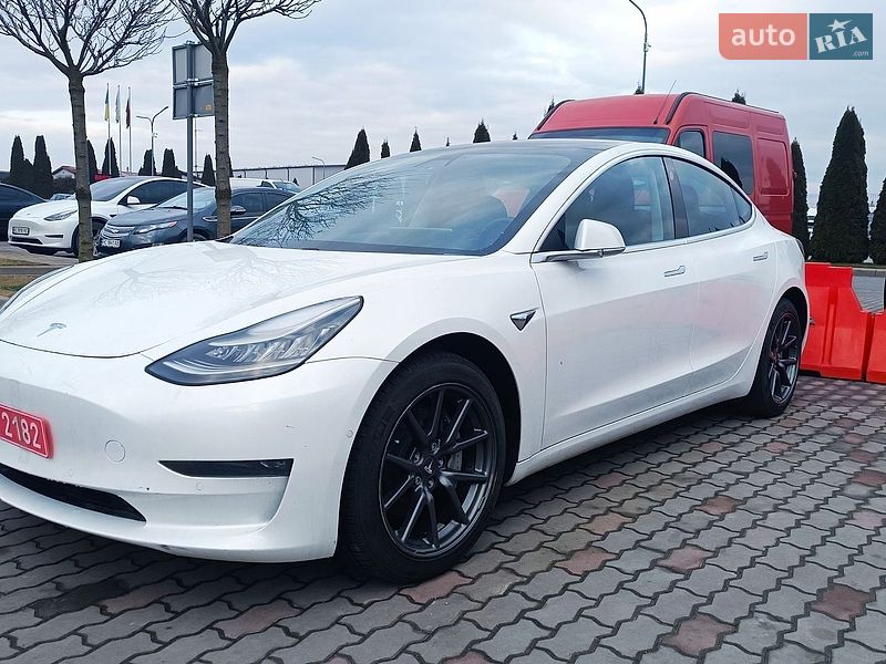 Седан Tesla Model 3 2019 в Львове