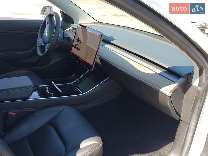 Седан Tesla Model 3 2019 в Львове