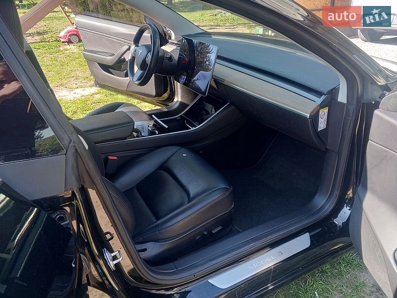 Седан Tesla Model 3 2019 в Новояворівську