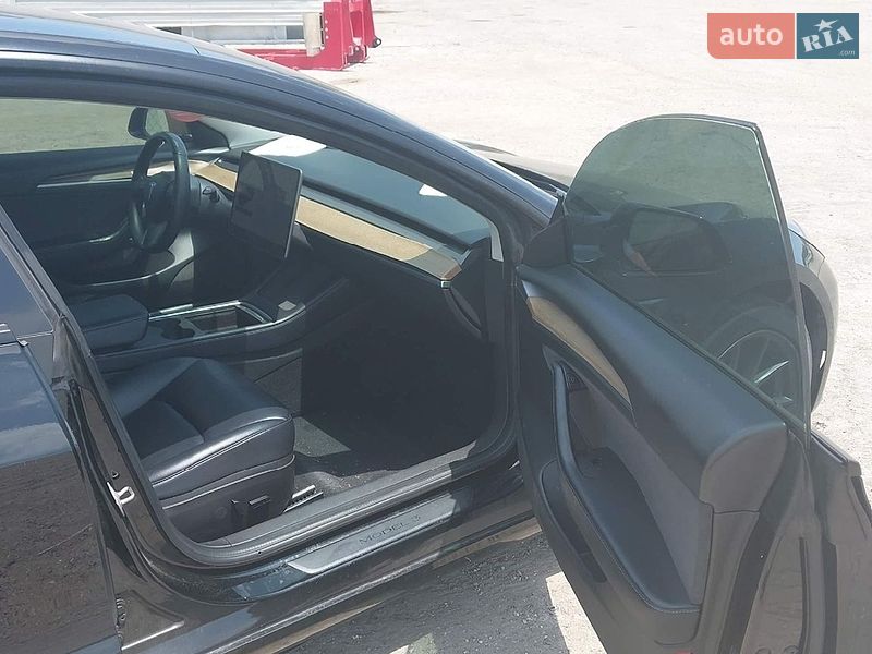 Седан Tesla Model 3 2018 в Львові