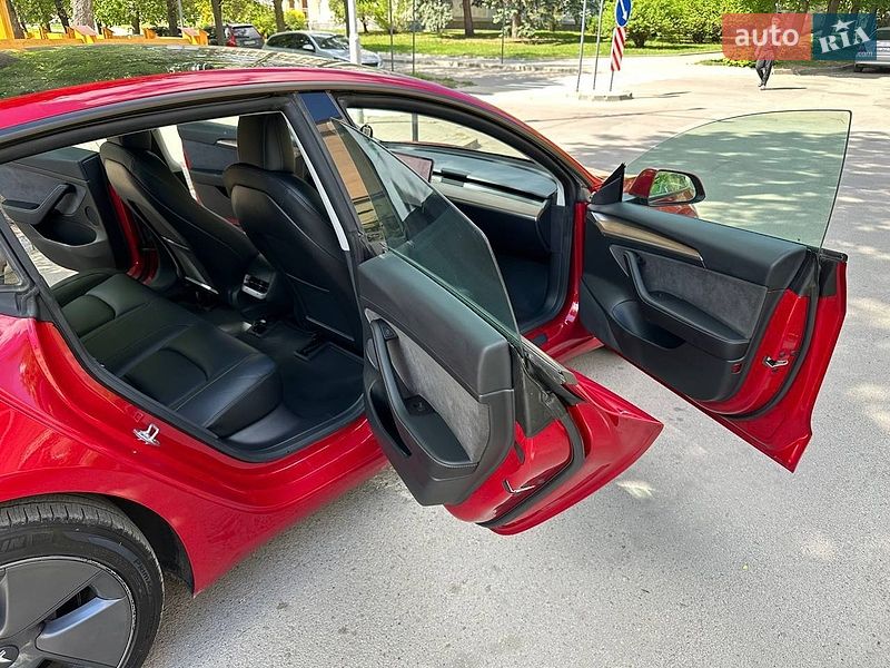 Седан Tesla Model 3 2022 в Золочеве