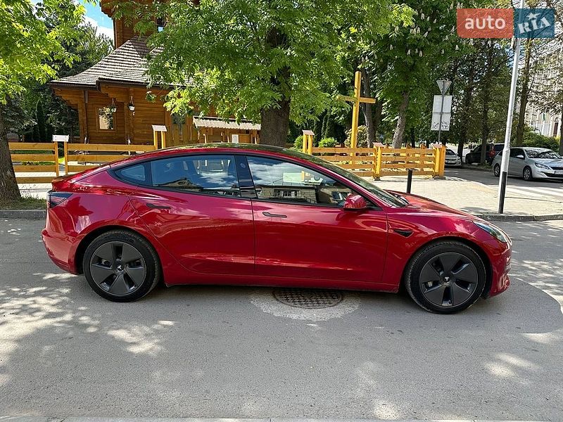 Седан Tesla Model 3 2022 в Золочеві