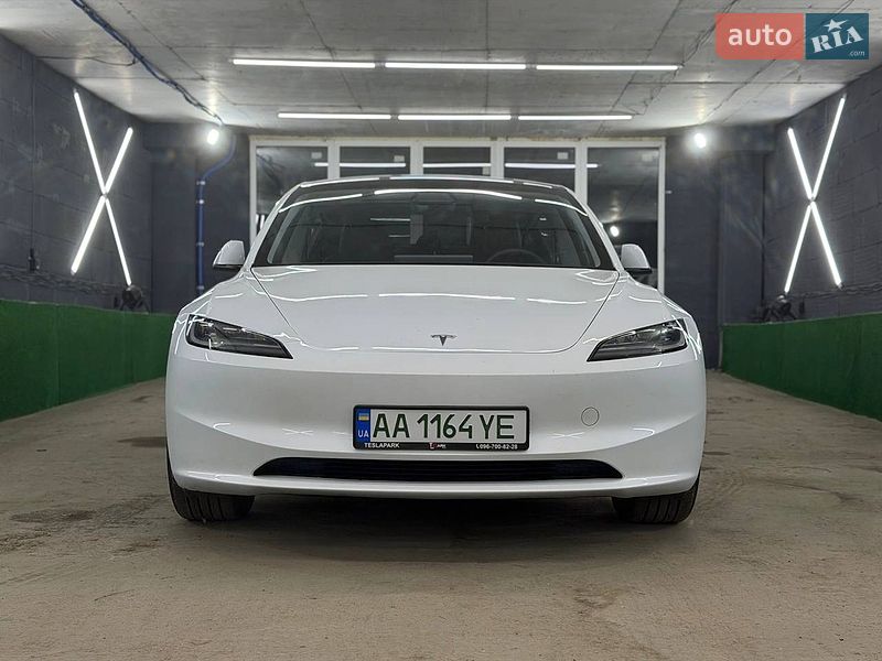 Седан Tesla Model 3 2025 в Киеве