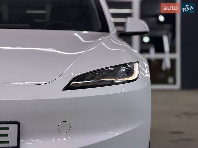Седан Tesla Model 3 2025 в Киеве