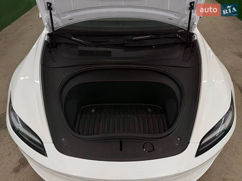 Седан Tesla Model 3 2025 в Киеве