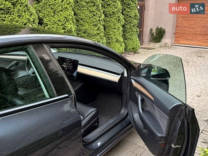 Седан Tesla Model 3 2022 в Ужгороді