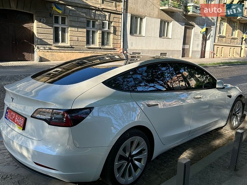 Седан Tesla Model 3 2023 в Львові