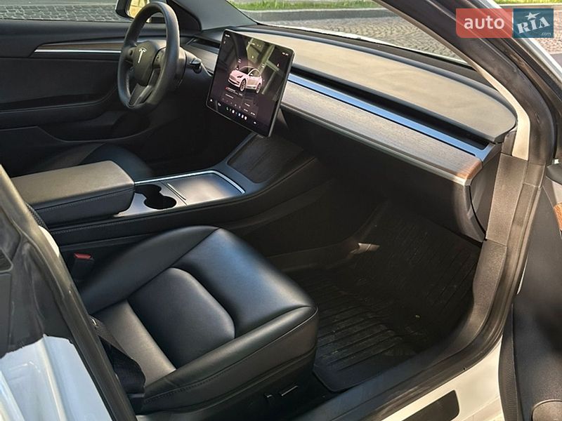 Седан Tesla Model 3 2023 в Львові