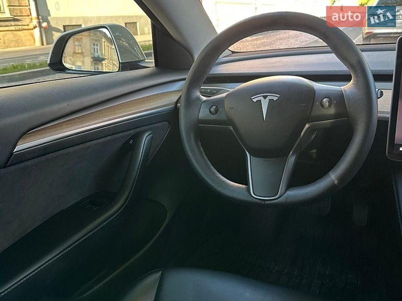 Седан Tesla Model 3 2023 в Львові
