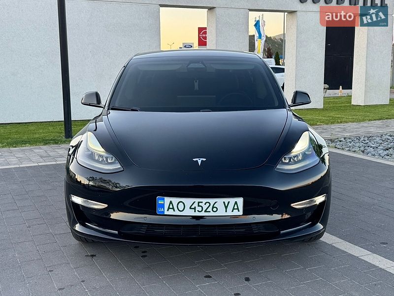 Седан Tesla Model 3 2021 в Мукачево