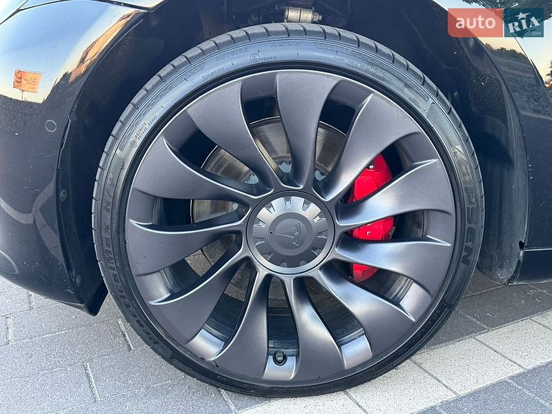 Седан Tesla Model 3 2021 в Мукачево