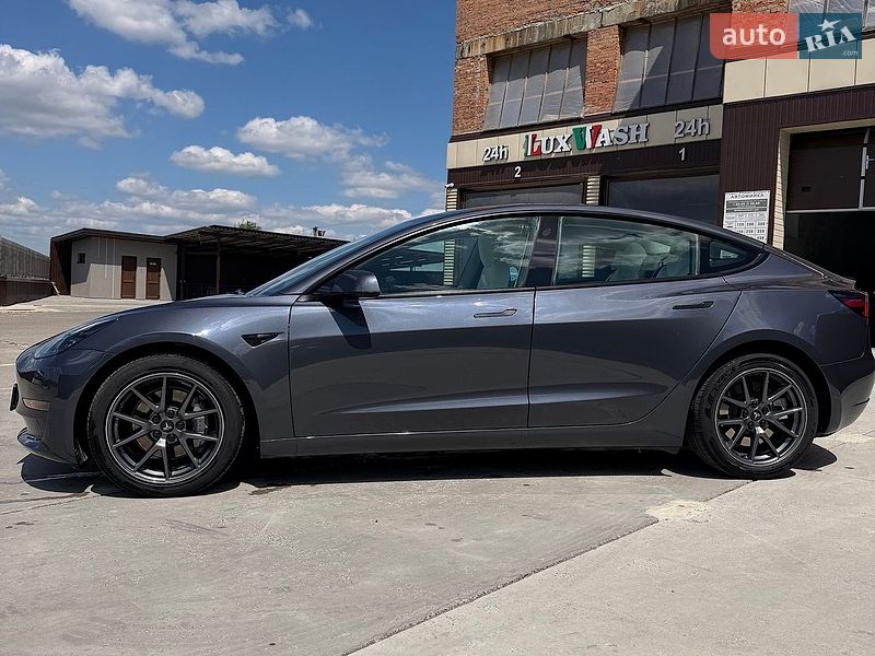 Седан Tesla Model 3 2023 в Львові