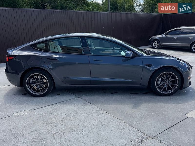 Седан Tesla Model 3 2023 в Львові