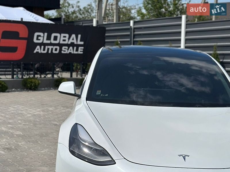 Седан Tesla Model 3 2021 в Ровно