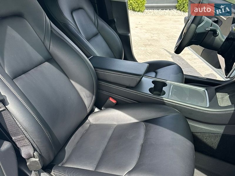 Седан Tesla Model 3 2021 в Ровно
